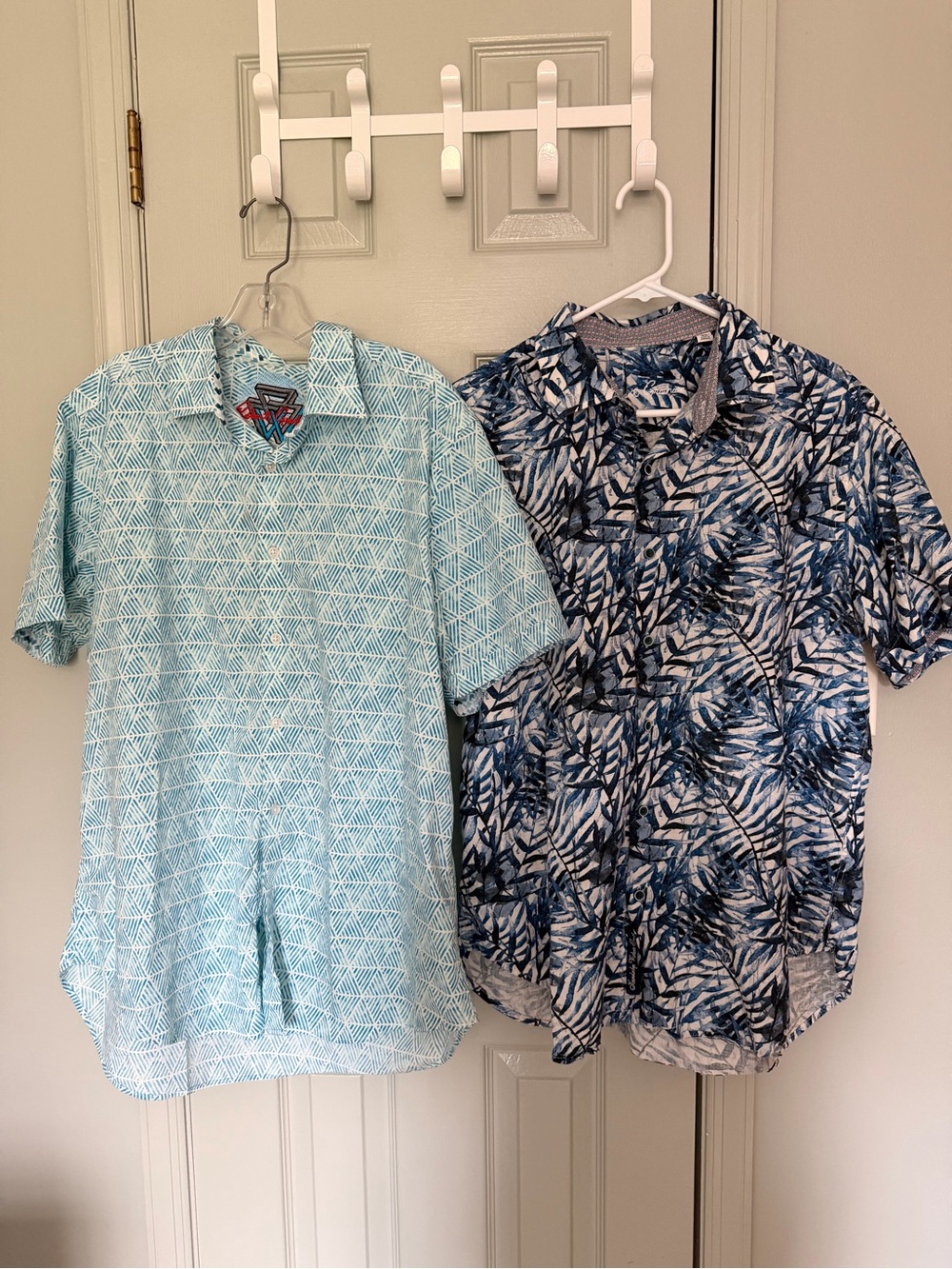 2 Robert Graham XL Patterned Short-Sleeve Button-Down Shirts
